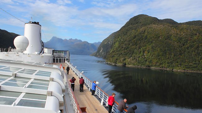 Vistas de las costas de Nueva Zelanda desde la cubierta del MS Volendam (Holland America Line) CRUCEROS HOLLAND AMERICA MS VOLENDAM CRUCEROS PACIFICO CRUCEROS AUSTRALIA CRUCEROS ASIA CRUCEROS DE LUJO LUXURY CRUISES ASIA